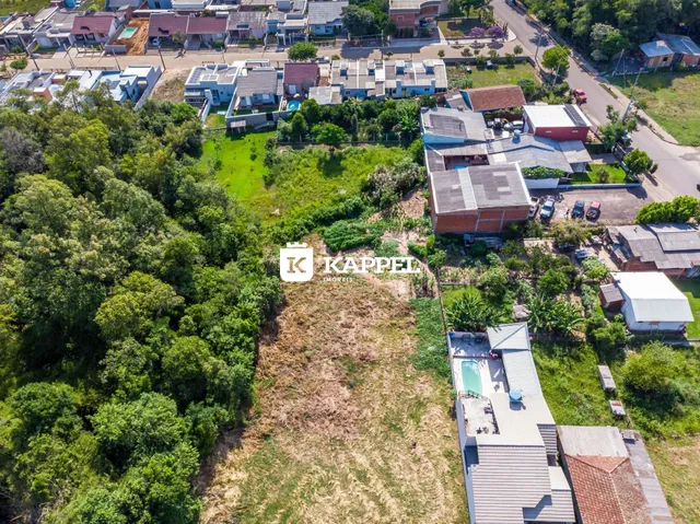 Vista aérea de uma propriedade residencial em Lajeado, Brasil, mostrando a área externa e uma piscina.