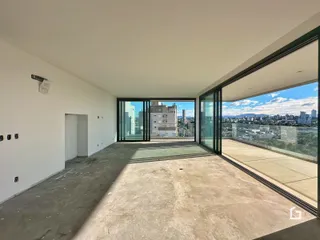Vista ampla de um espaço aberto com vista para a cidade.