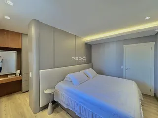 Quarto moderno com cama e armários em um apartamento.