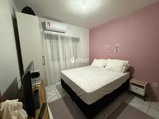 Quarto com cama e ar condicionado em um imóvel no Brasil.