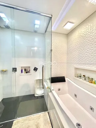 Foto de um banheiro moderno com banheira e box de vidro.