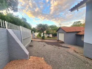 Vista externa de uma propriedade com cerca e portão em Lajeado.