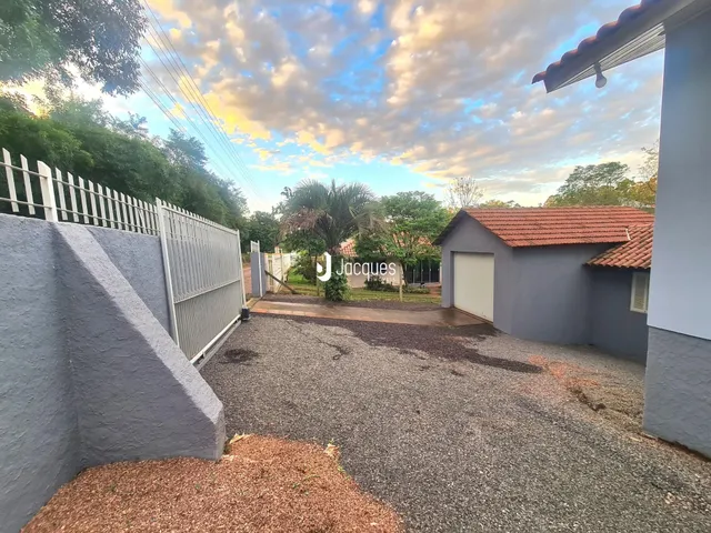 Vista externa de uma propriedade com cerca e portão em Lajeado.