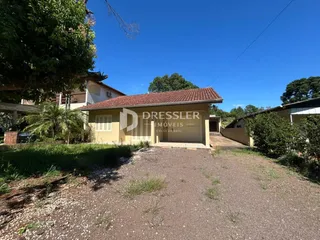 Fachada de uma casa em Lajeado, Brasil, com jardim e garagem.