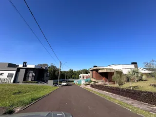 Foto da fachada de uma propriedade em Lajeado, Brasil, mostrando a entrada e o entorno.