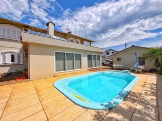 Fachada de uma residência em Lajeado, Brasil, com uma piscina no quintal.