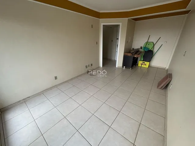 Vista de um corredor interno com piso de cerâmica clara.