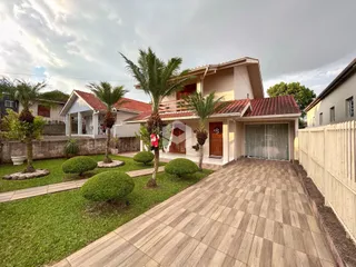 Vista externa de uma residência com jardim e paisagismo em Lajeado.