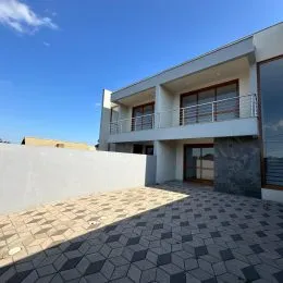 Foto da fachada de uma residência em Lajeado, Brasil, com piso de ladrilhos na área externa.