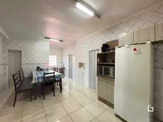 Foto de uma sala de jantar com piso de cerâmica e armários de cozinha.