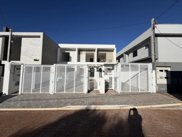 Fachada de uma residência em Lajeado, Brasil, com portão e área externa.
