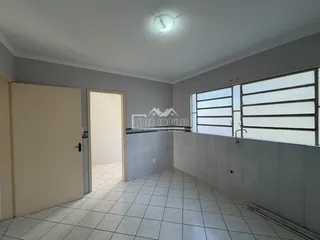 Hall de entrada com piso de cerâmica e janela com persianas.