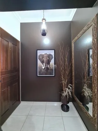 A sala de estar apresenta paredes escuras e uma porta de madeira.