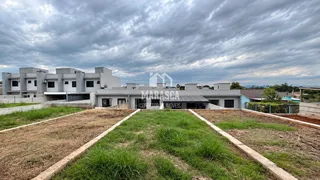 Fachada de uma residência em Lajeado, Brasil, com terreno em frente.