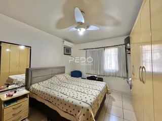 Quarto com cama e guarda-roupa em um apartamento.