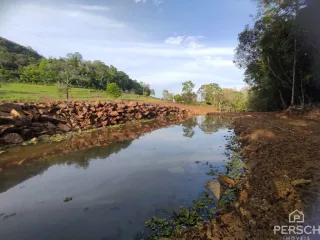 Vista de uma área alagada com margens de terra no exterior.