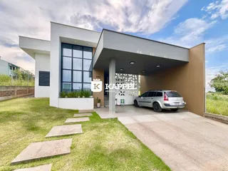 Fachada moderna de uma residência em Lajeado, Brasil, com jardim frontal.