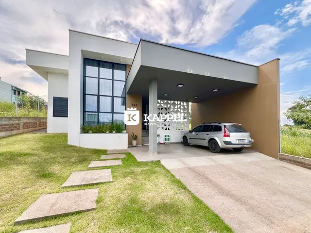 Fachada moderna de uma residência em Lajeado, Brasil, com jardim frontal.