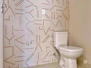 Foto de um banheiro com revestimento de azulejos geométricos.