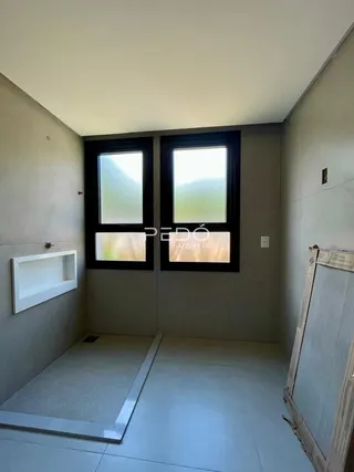 Hall de entrada com duas janelas grandes.