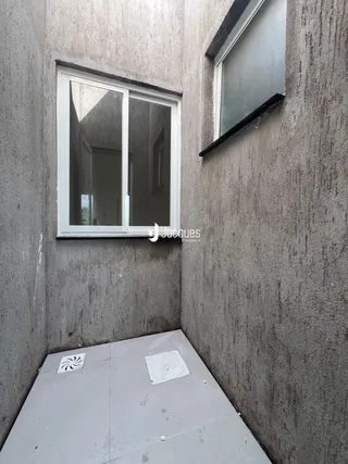 Foto da fachada de um prédio com janelas.