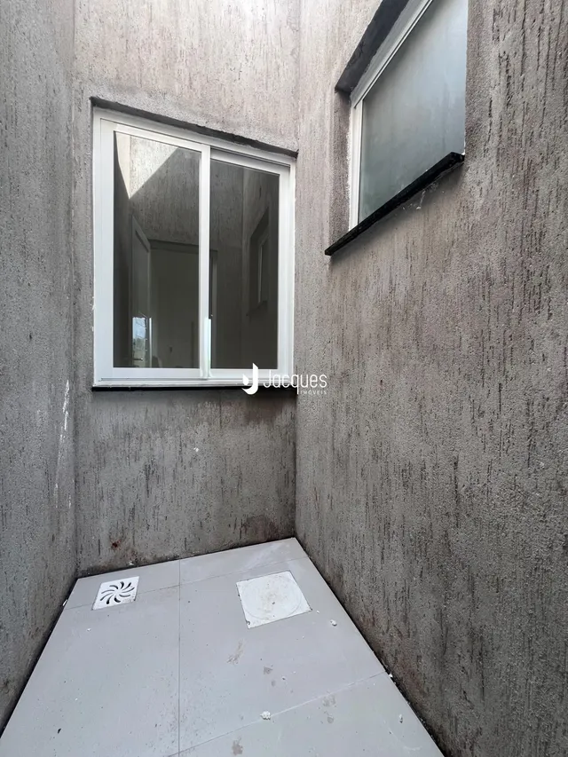 Foto da fachada de um prédio com janelas.