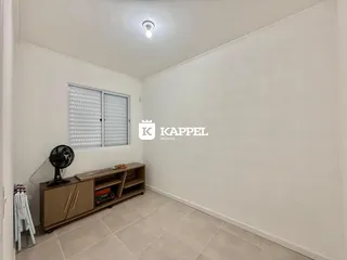 Uma sala de estar clara com piso de cerâmica e janela.