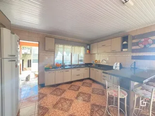 Vista da cozinha e sala de jantar de uma residência em Lajeado.