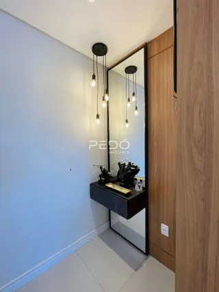 Foto de um corredor interno com paredes brancas e painéis de madeira.