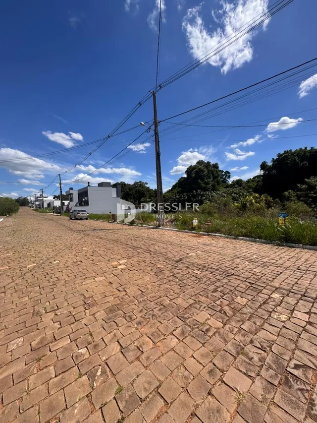 Vista da rua pavimentada em Lajeado, Brasil.