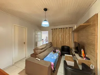 Sala de estar com sofá e cama em um ambiente interno.