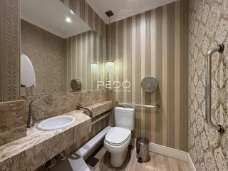 Banheiro com revestimento de parede e piso de madeira.