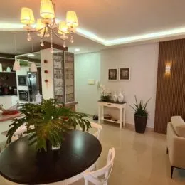 Foto de uma sala de estar com lustre no teto.