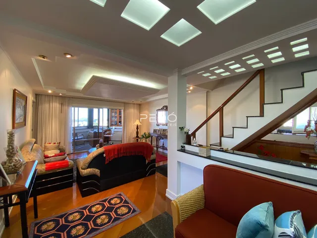 Sala de estar com piso de madeira e acesso a uma vista externa.