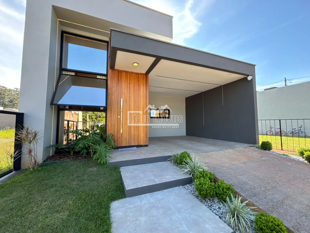 Fachada de uma casa moderna com jardim em Lajeado, Brasil.