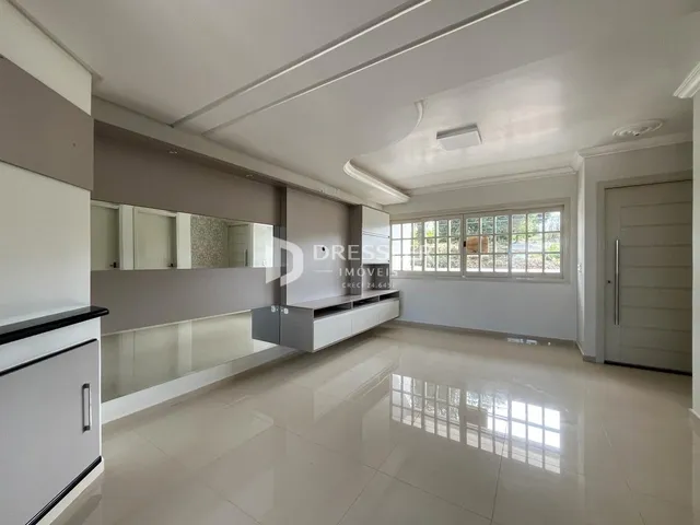 Ambiente interno de uma sala de estar com piso de cerâmica e armários de cozinha modernos.