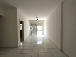 Hall de entrada com piso de cerâmica claro.