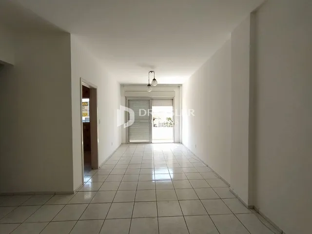 Hall de entrada com piso de cerâmica claro.