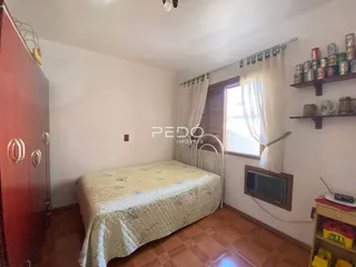Foto de um quarto com cama e janela em uma residência.