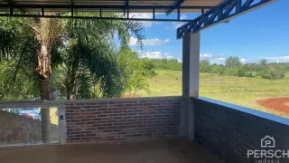 Vista externa mostrando uma parede de tijolos e uma estrutura de suporte em uma propriedade em Lajeado.