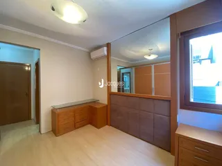Sala de estar com piso de madeira clara.