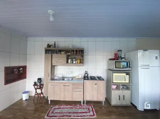 Ambiente interno de uma sala com piso de madeira e armários.