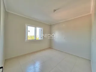 Sala de estar com piso de cerâmica e janela iluminada.
