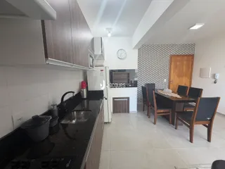 Foto de uma cozinha e sala de jantar em um imóvel no Brasil.