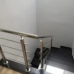Detalhe de um corrimão moderno de metal em uma área externa.