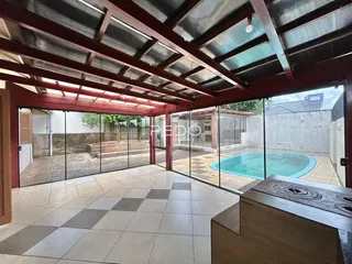 Sala de estar com acesso a uma área externa com piscina.