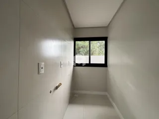 Vista do corredor interno de uma residência.