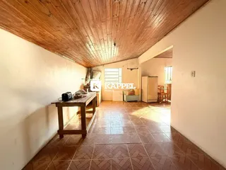 Hall de entrada com forro de madeira e piso de cerâmica.