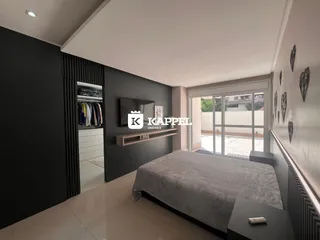 Quarto com cama e armário em um ambiente moderno com piso claro.