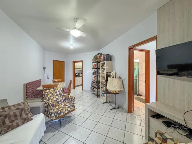 Sala de estar com piso de cerâmica e móveis.